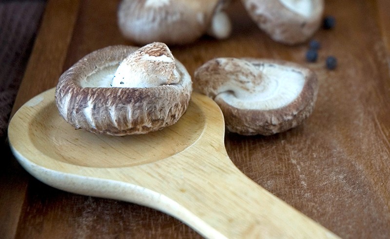 Saint-Jacques poêlées aux Shiitake et pousses d’épinard